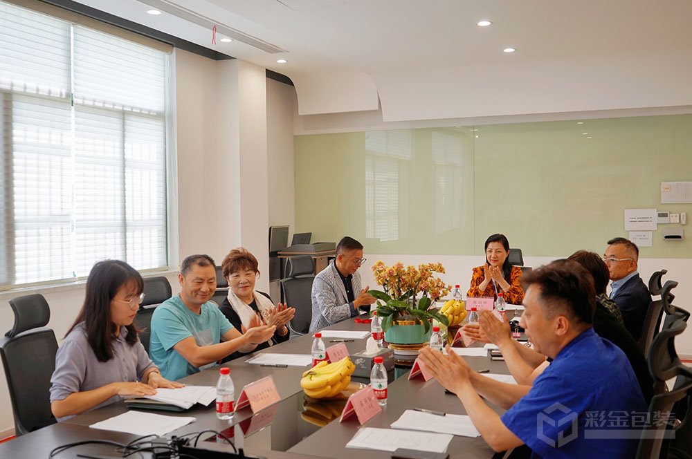 統(tǒng)計(jì)表決票并由主持人宣讀表決結(jié)果。 .jpg